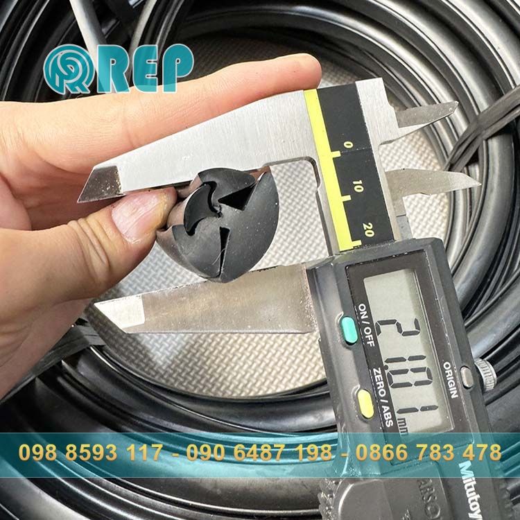 Gioang cao su chen cua chu H ron tim mau den 17x21