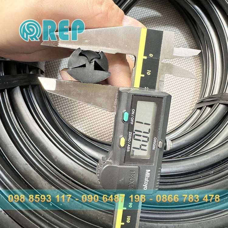 Gioang cao su chen cua chu H ron tim mau den 17x21