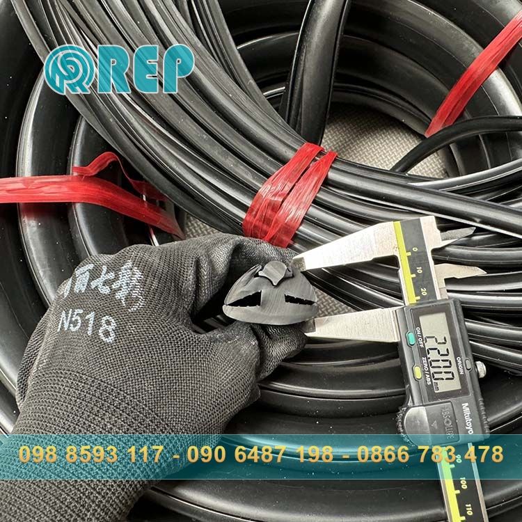 Gioang cao su chen cua chu H ron tim mau den 35x22