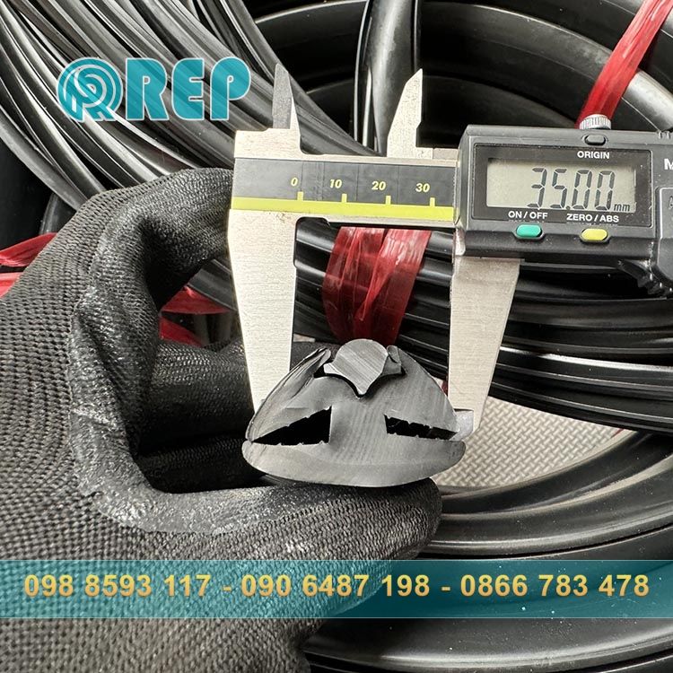 Gioang cao su chen cua chu H ron tim mau den 35x22